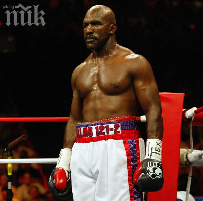 Защо Ивендър Холифийлд брани бежанците? 