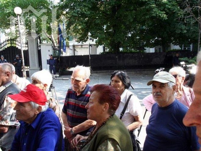 100 души, подкрепящи правителството, се събраха пред Св. Александър Невски