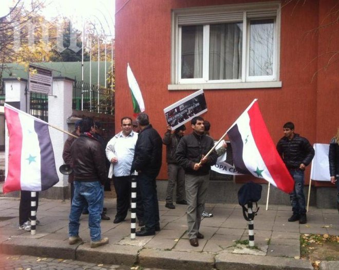 Протест пред посолството на Катар в София заради бежанците