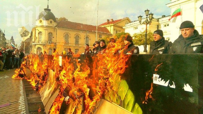 Пожар пред парламента! Подпалиха барикадите (Обновена)