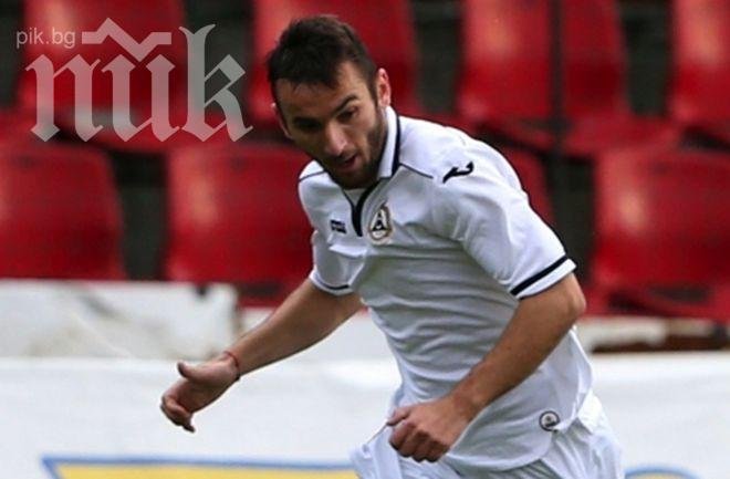 Национал от Славия се сгоди за еротичен модел