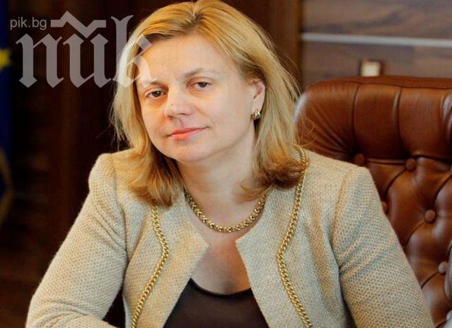 Десислава Терзиева награждава ректора на УАСГ с почетен приз за създаване на ГИС кадри