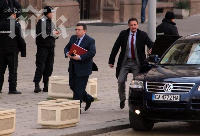 Цацаров закъсня за Консултативния съвет, мина безмълвен през страничен вход