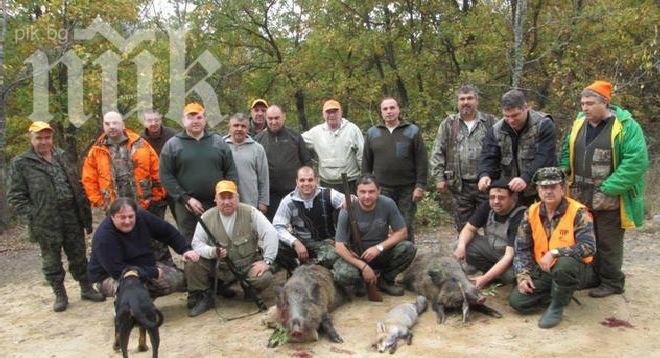 Земеделски шеф се изложи със снимки във Фейсбук - уж бил в болнични, а всъщност - на лов