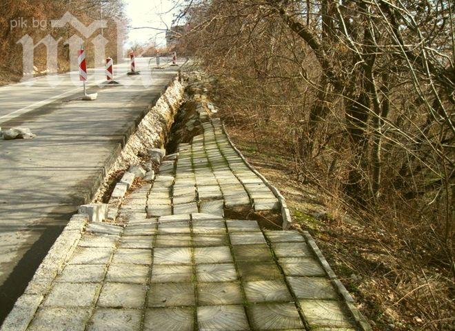 Променят движението по пътя Шумен-Дивдядово заради свлачище