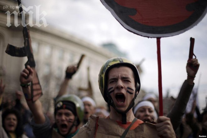 Фотос от студентските протести стана водеща снимка на деня на Voice of America