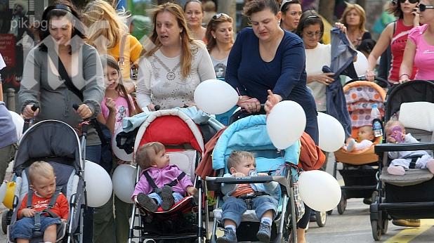Майки и деца на протест срещу увеличаването на таксите за забавачки