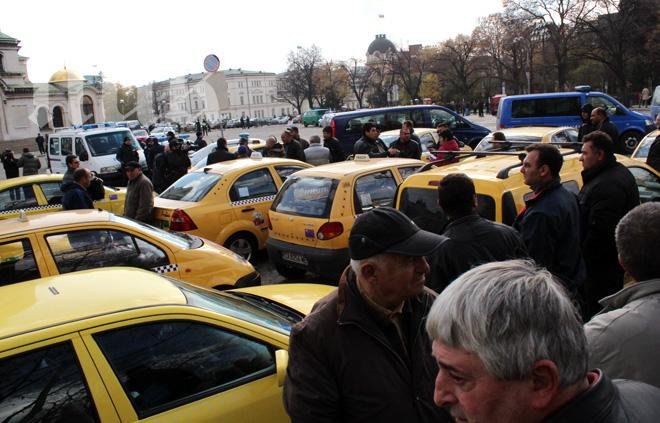На протеста пред Невски: Полицейските коли - тройно повече от таксиметровите (снимки)