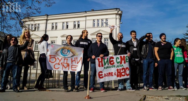 Петима освиркват парламента, жандармерия и огради пазят депутатите