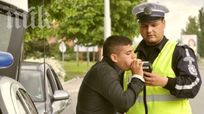 Двама пияни шофьори не можаха да се разминат 