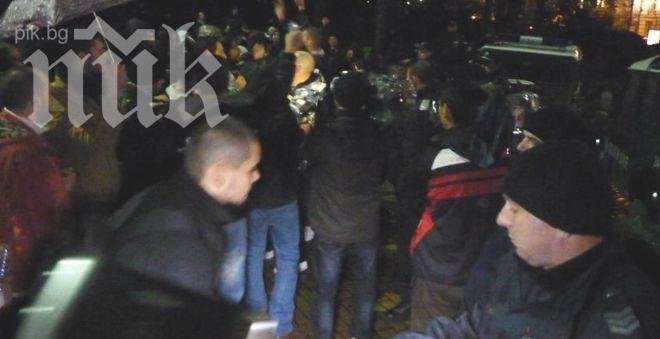 Протестиращ побесня: Да ви е*а майката комунистическа!