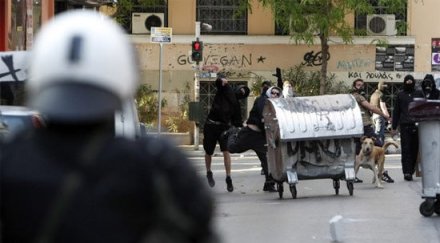 служителите гръцкия парламент масово напускат работа