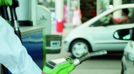 нелегална бензиностанция зарежда автомобили софия