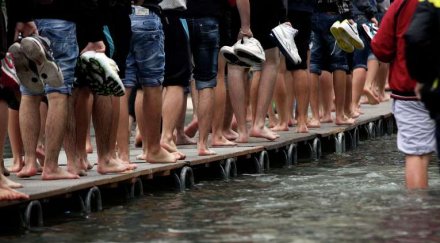 туристите плуват центъра венеция