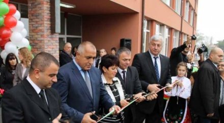 червен кмет предаде партията минава герб