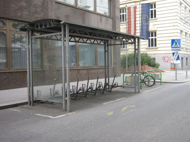 Шофьорка се помля в автобусна спирка