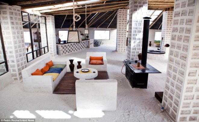 Построиха хотел от 10 000 тона сол (снимки)