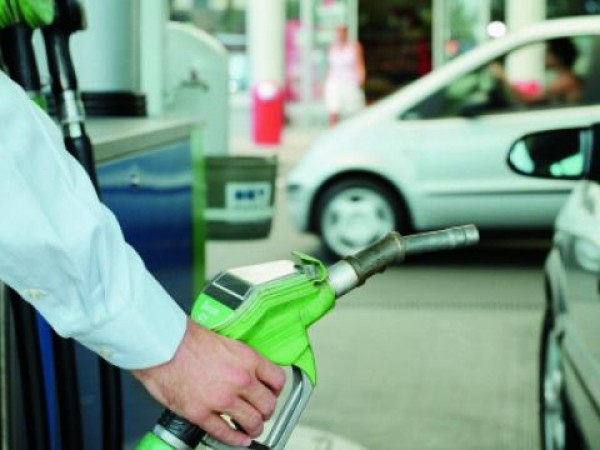 Нелегална бензиностанция зарежда автомобили в София