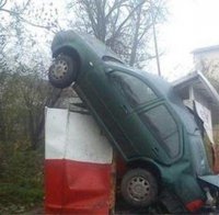 МЕЛЕ: Пиян шофьор помете спирка, две коли и се заби в магазин във Велико Търново (СНИМКА)