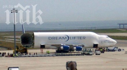 огромен самолет кацна летище заклещи