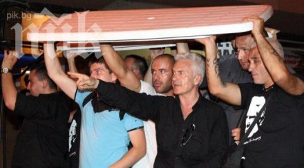 волен ходи размирна сирия праща депутати репортери подкрепят асад