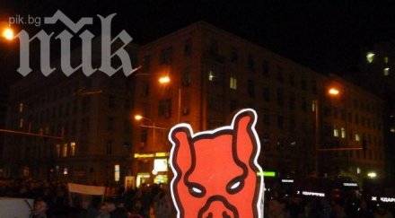 окупаторите протестират властта вечер