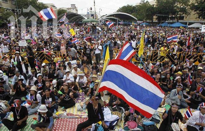 90 000 протестираха против кабинета в Тайланд, 50 000 пък бяха „контрите”