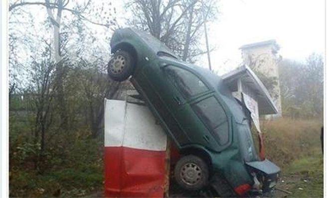МЕЛЕ: Пиян шофьор помете спирка, две коли и се заби в магазин във Велико Търново (СНИМКА)