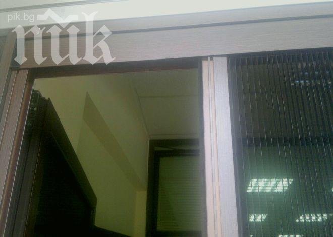 Жена обрана през комарник, докато спи 