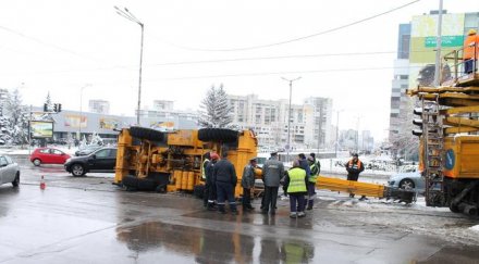 обърнат кран блокира трамваите снимки
