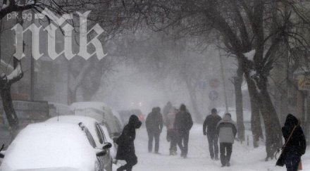 студ сняг вятър големи вълни морето