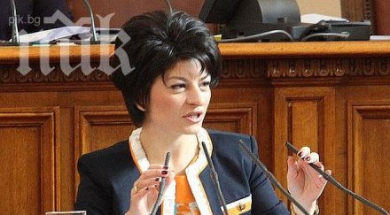 деси атанасова отвърна удара мая манолова чела комунистическия манифест