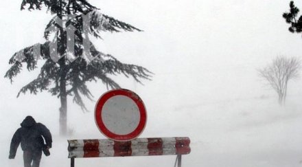 снежен половин българия закъсали коли поледица