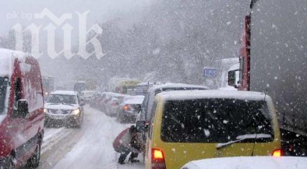 снегът задръсти пътя перник софия автомобилните колони достигнаха три километра обновена