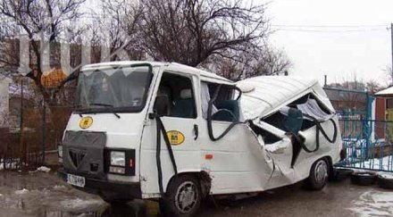 микробус поднесе снега блъсна дърво прати осем болница