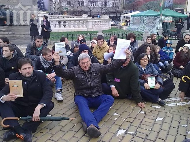 Преподавателите на седящ протест пред парламента