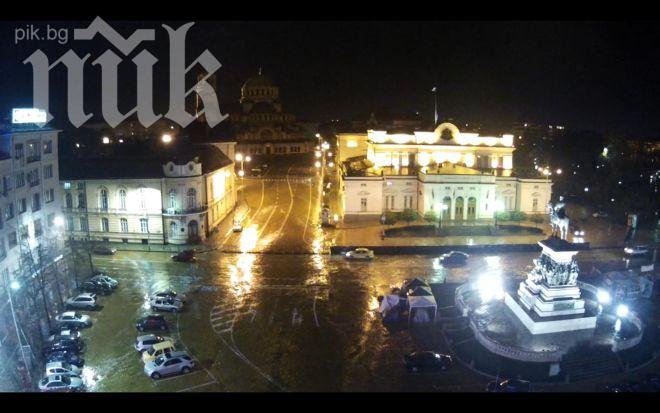 70 души протестират пред парламента срещу Орешарски