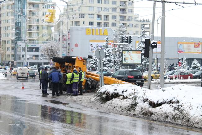 Кран се обърна на бул. България в София, трамваите са спрени