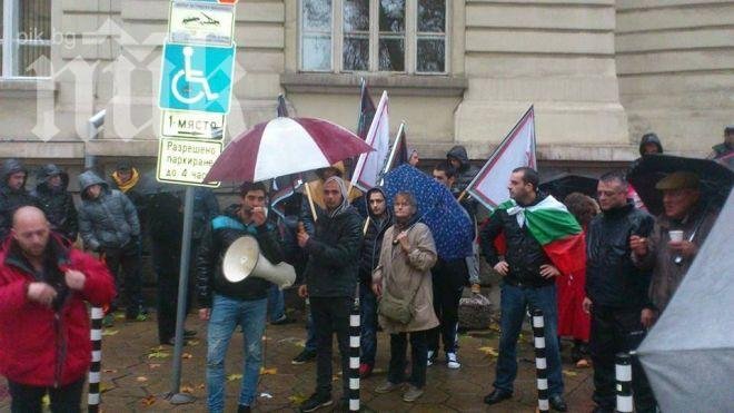 Бисер Петното на протест срещу продаването на българска земя (снимка)