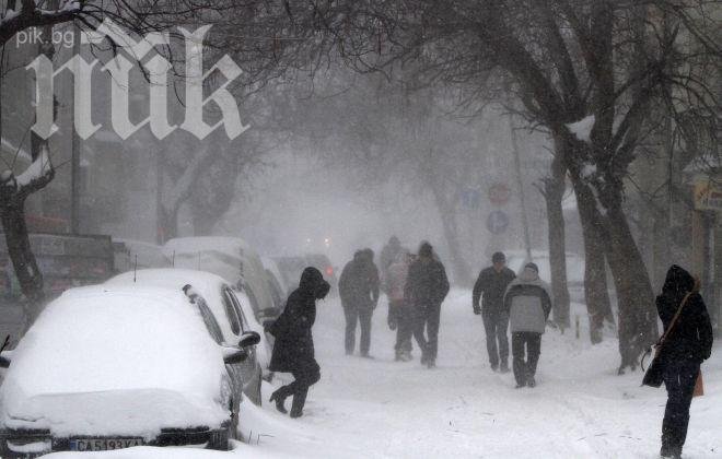 Студ, сняг, вятър и големи вълни по морето днес