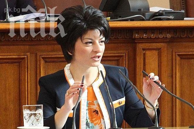 Деси Атанасова отвърна на удара: Мая Манолова е чела само комунистическия Манифест