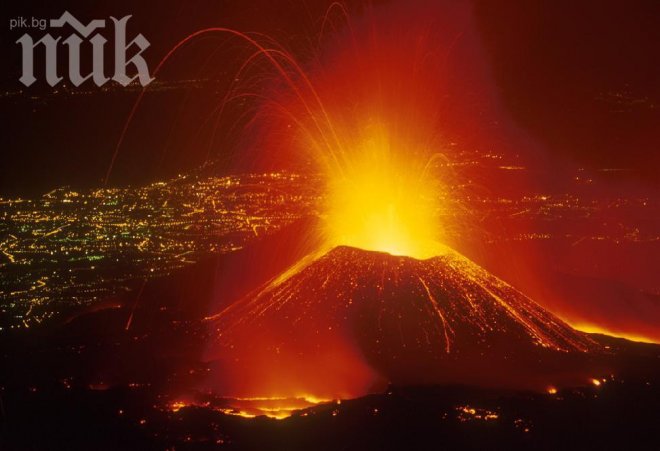 Изригване на вулкан в Индонезия евакуира 18 000 човека