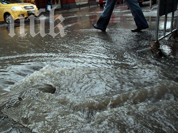 Проливни дъждове наводниха гръцки острови