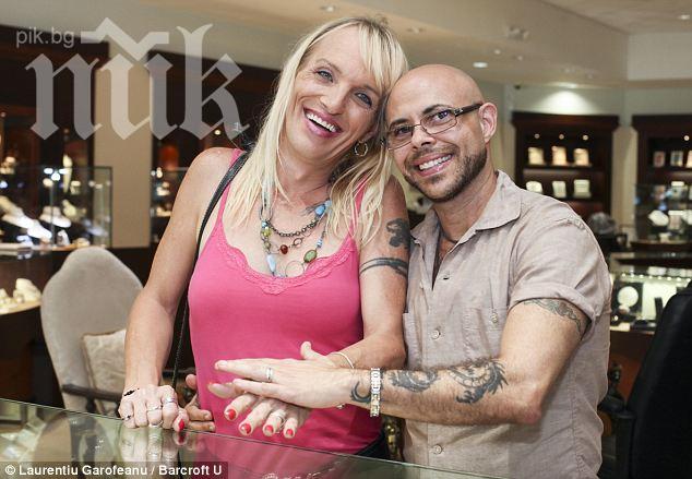 Влюбени ще се женят, след като си размениха половете (снимки)