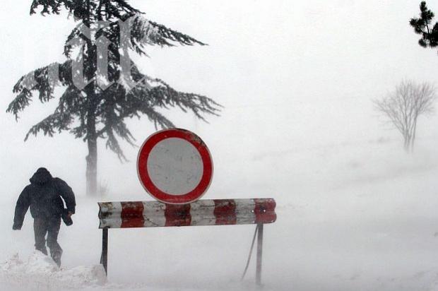 ОТ ПОСЛЕДНИТЕ МИНУТИ: Адска поледица затвори пътя за Пампорово