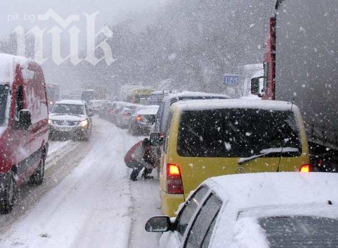 Снегът задръсти пътя Перник – София, автомобилните колони достигнаха до три километра (обновена) 