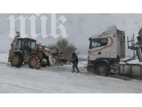 Снежен апокалипсис в Русе! Преспите достигнаха метър и половина (снимки)