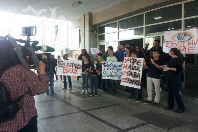 Първо в ПИК! Ранобудните студенти окупираха с щурм УНСС! Искат да изхвърлят проф. Стати Статев