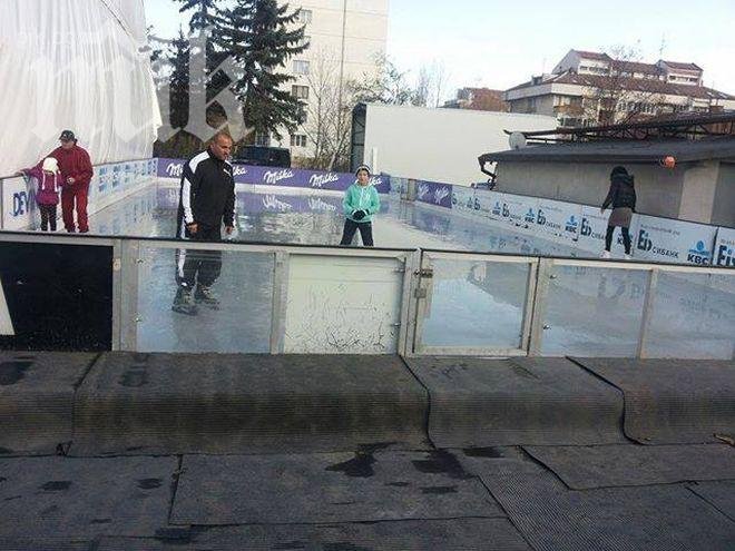 Софиянци спортуват на нова ледена пързалка