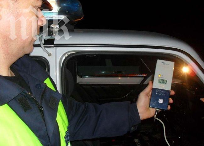 Пиян младеж се блъсна в тротоар с колата си, пострадаха двама